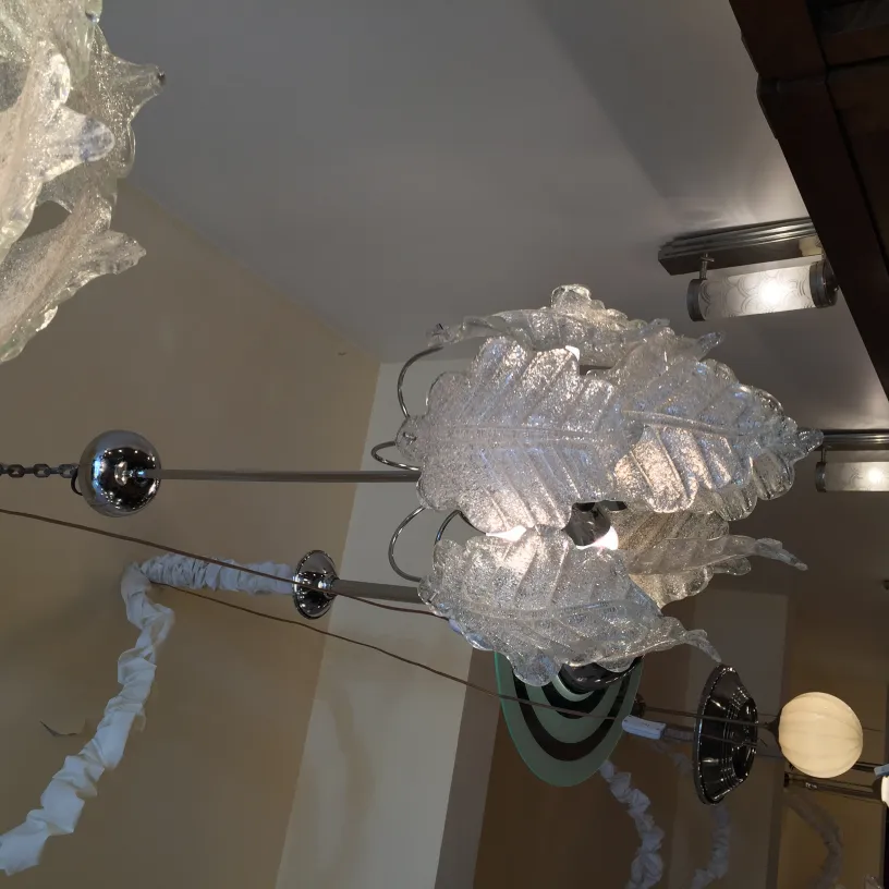 duas antigas lampadas de teto com design de folhas iluminando um ambiente