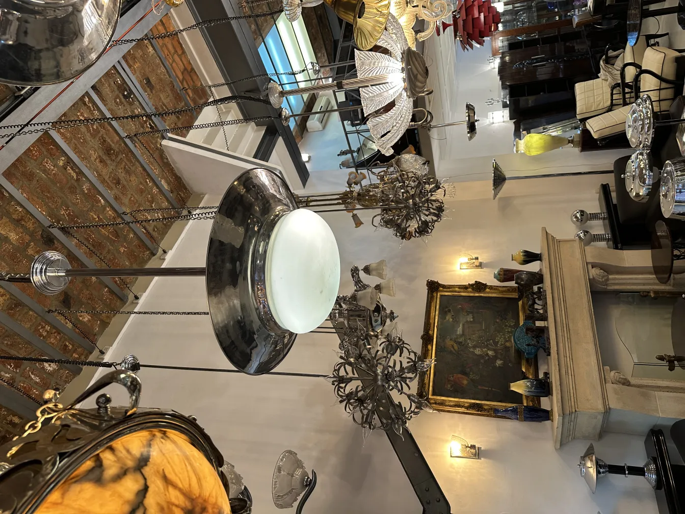 vista di 2 lampade a sospensione eleganti in un negozio di antiquariato