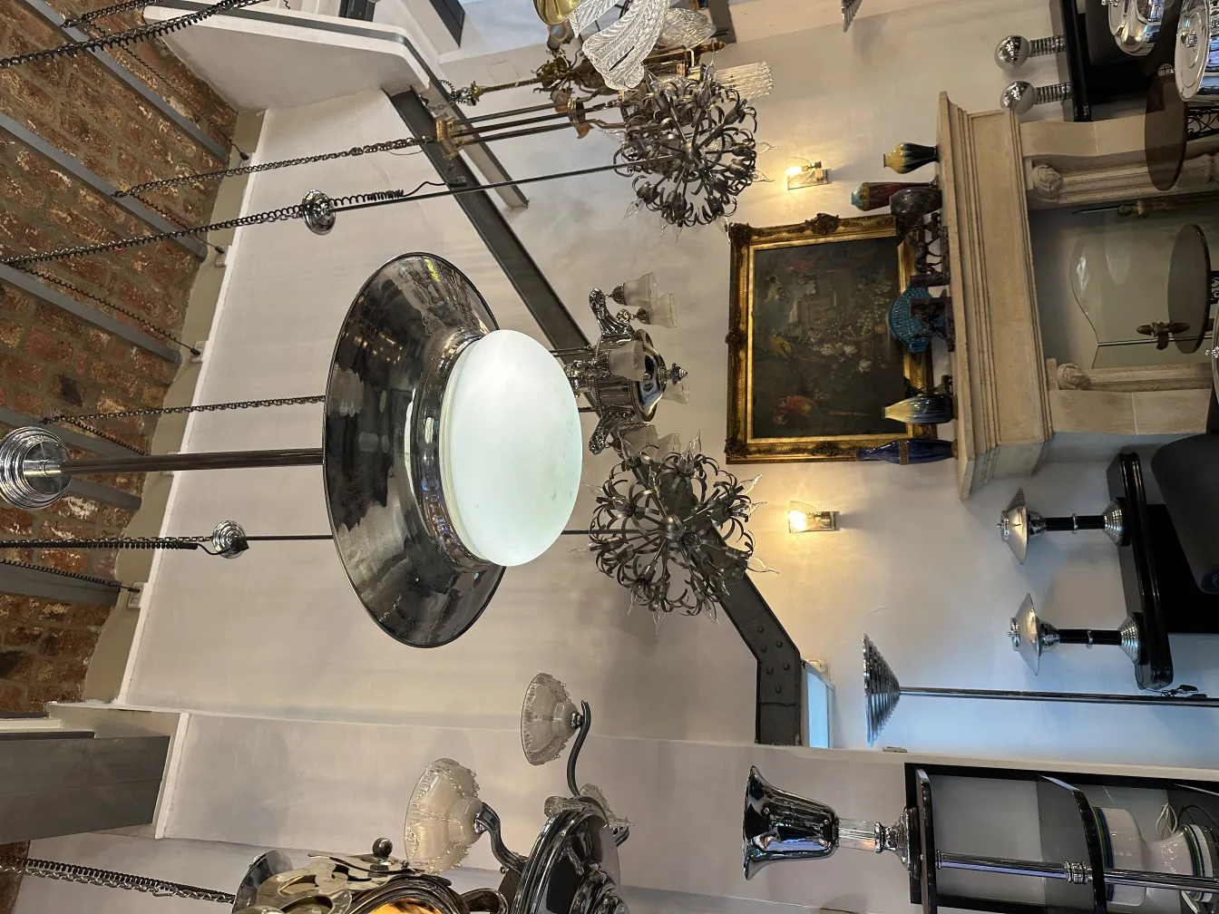 Deux lustres anciens au design élégant, illuminant un cadre classique.