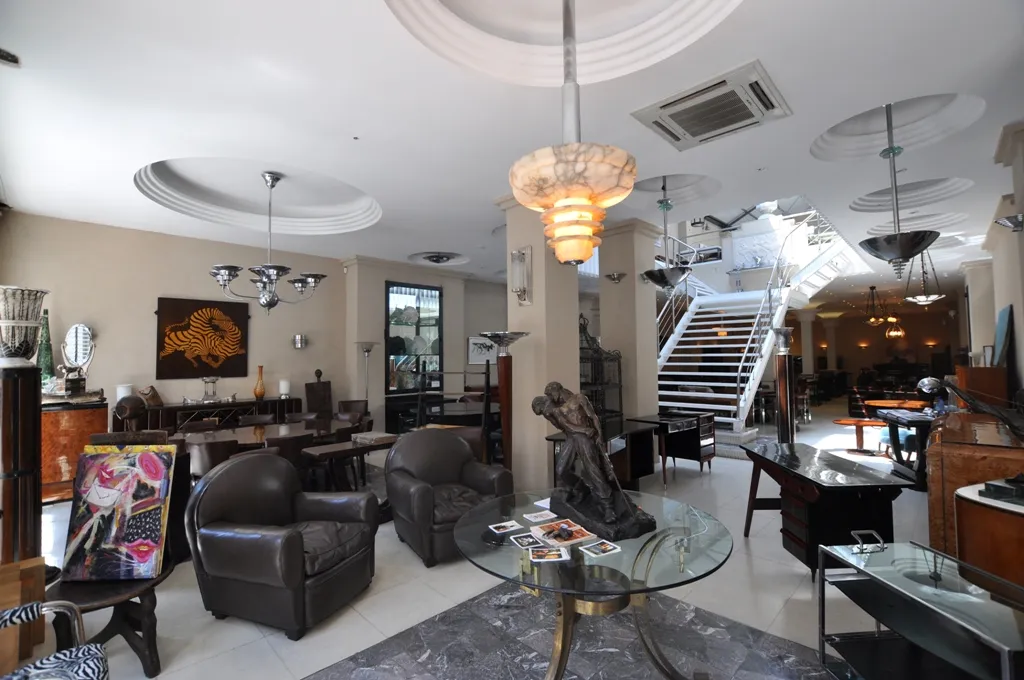 due antiche lampade a sospensione in un ambiente decorativo con sedie e tavoli