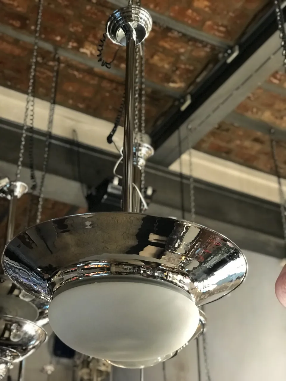 duas lampadas de teto antigas com design elegante e decoração sutil em um ambiente industrial.