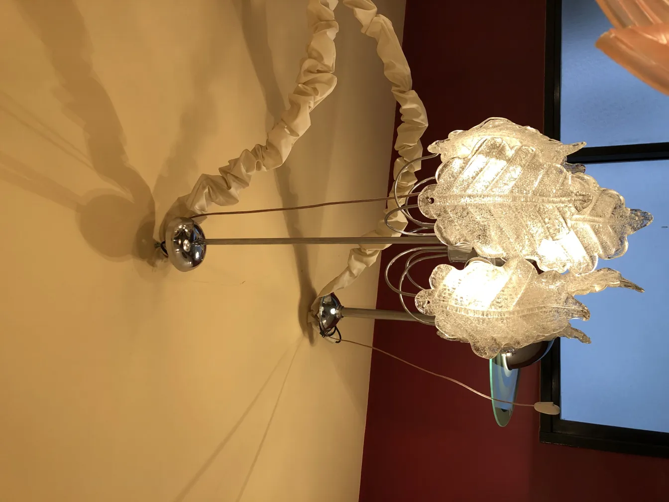 Lampade a sospensione antiche con design elegante che illuminano uno spazio accogliente