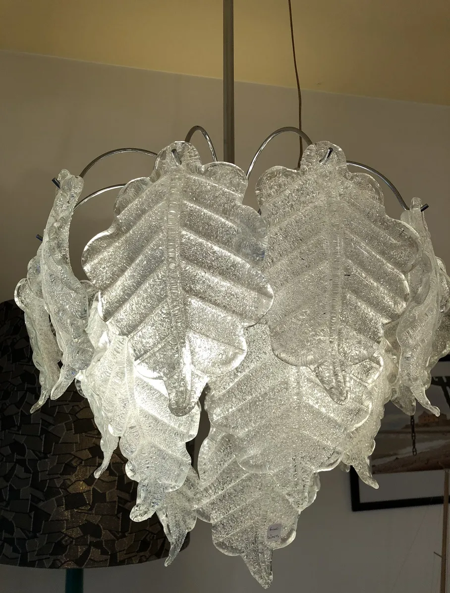 两盞古董吊燈，呈葉子形狀，背景中立