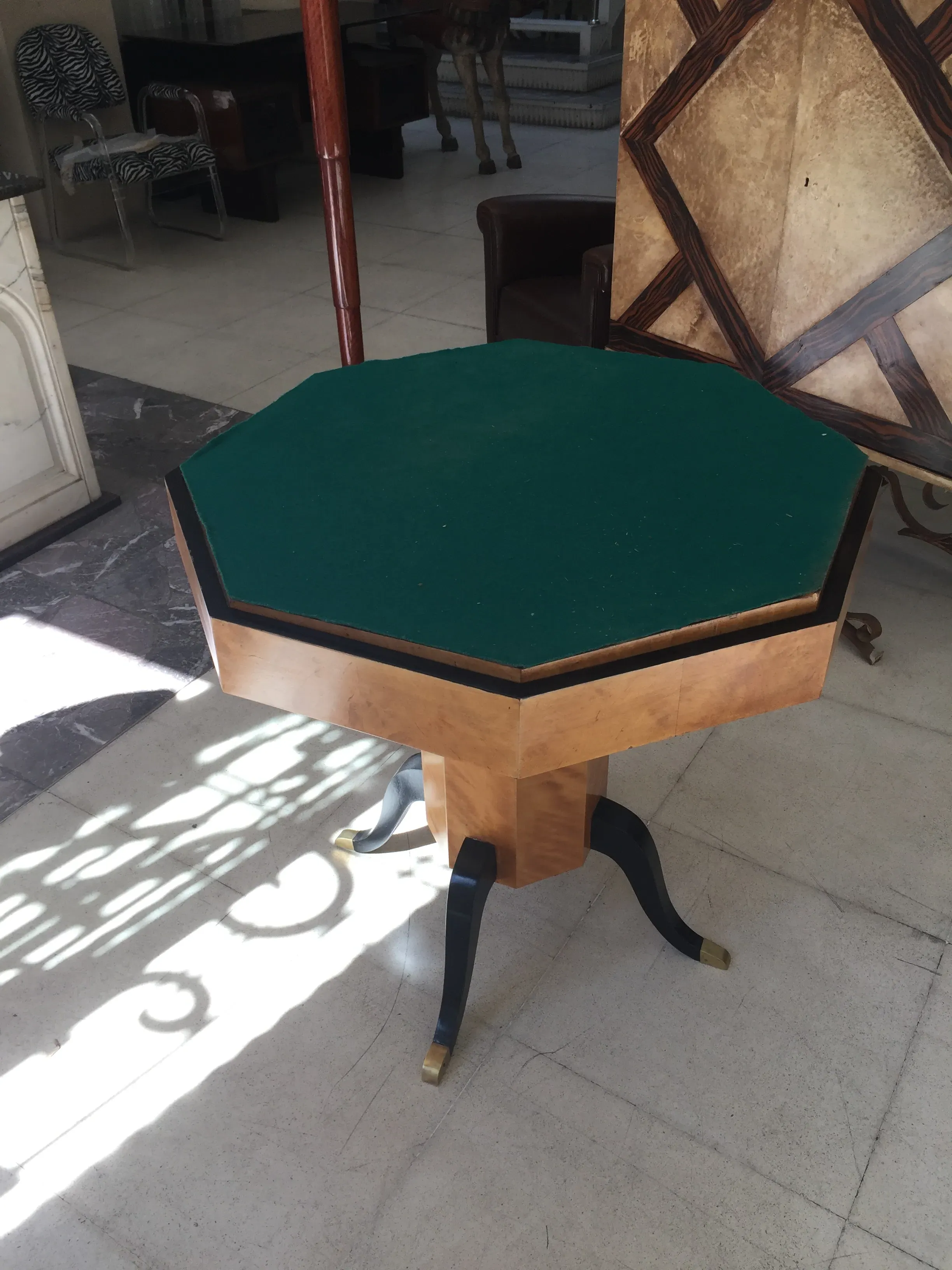 Meja antik bergaya Art Deco, berbentuk delapan, untuk 4 orang, di lingkungan elegan dengan bayangan cahaya.