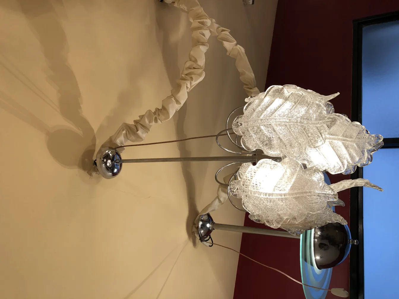 Antike Hängelampe mit hellen und eleganten Design, beleuchtet eine gemütliche Umgebung.