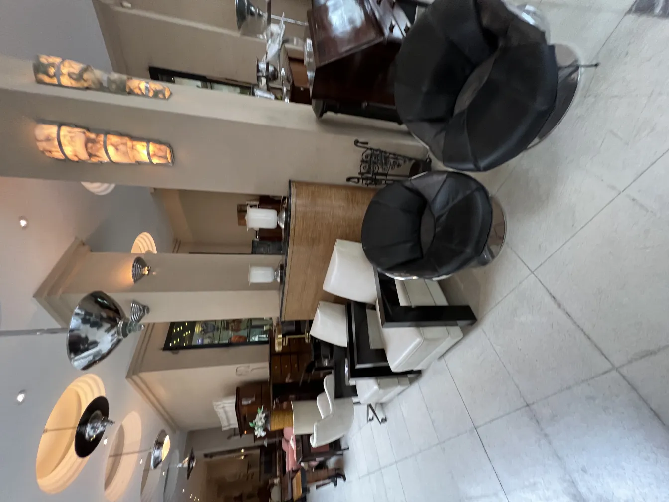 interior con 2 lámparas de techo antiguas y sillones