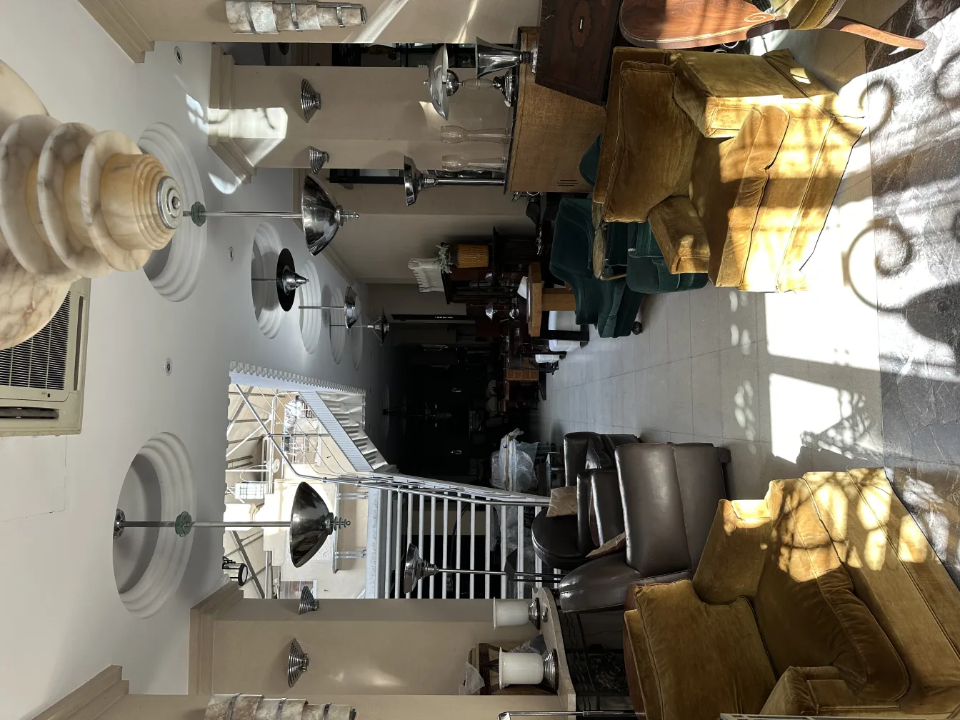 古風で優雅なデザインの吊り下げランプ2個、居心地の良い空間に。