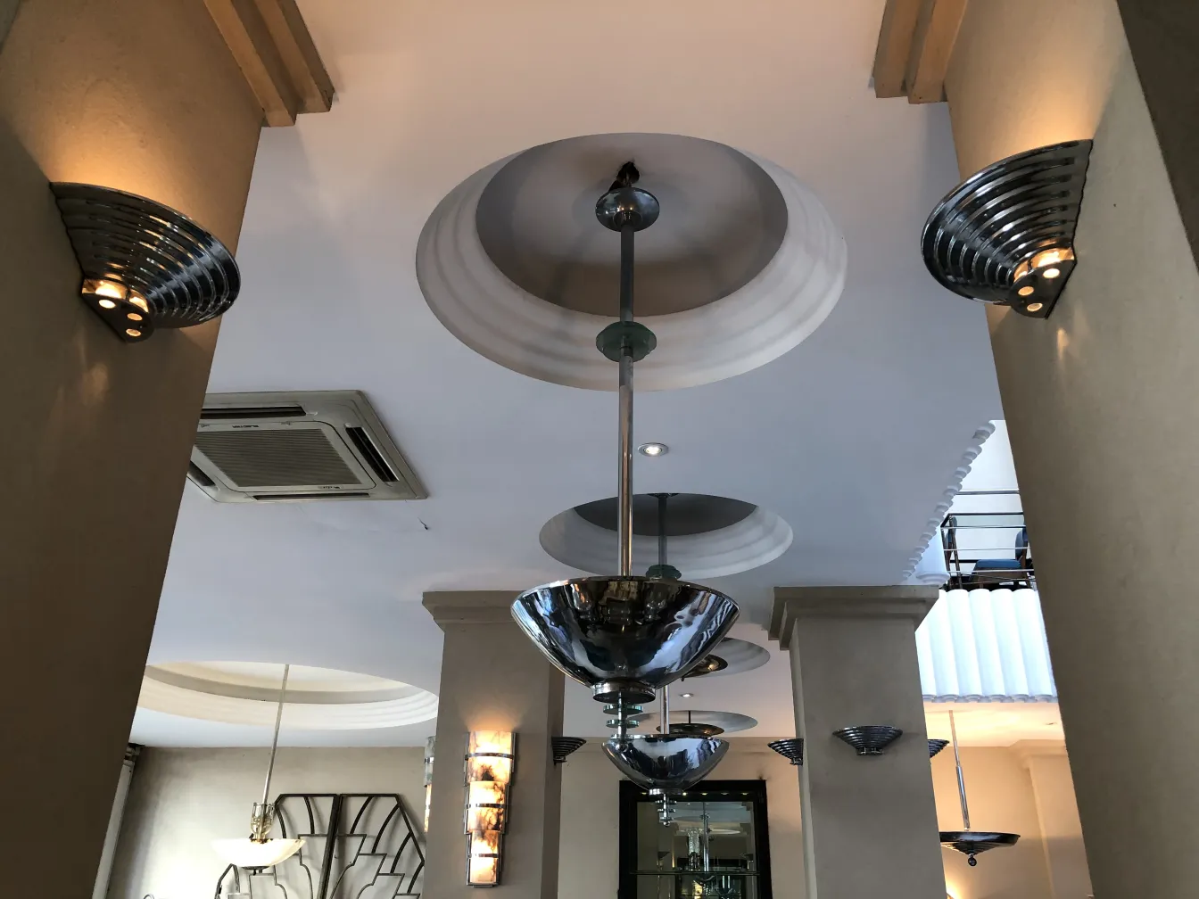 Vista de 2 lâmpadas de teto antigas com luzes suaves em um dispositivo elegante, em um ambiente moderno