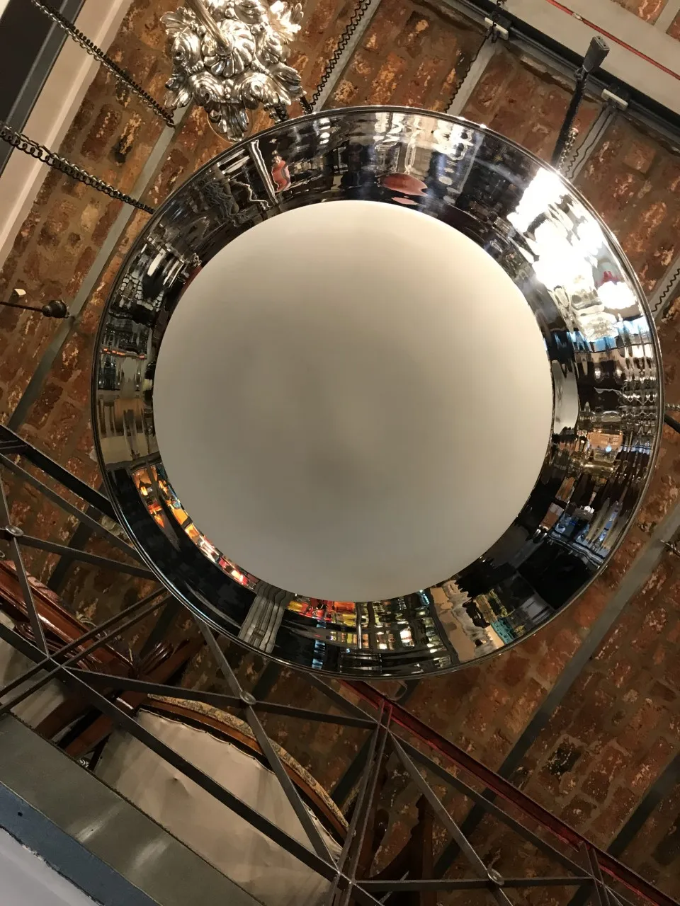 2-盞吊燈-고전, 우아한 디자인과 반짝이는 마감으로 아늑한 환경을 밝힙니다.