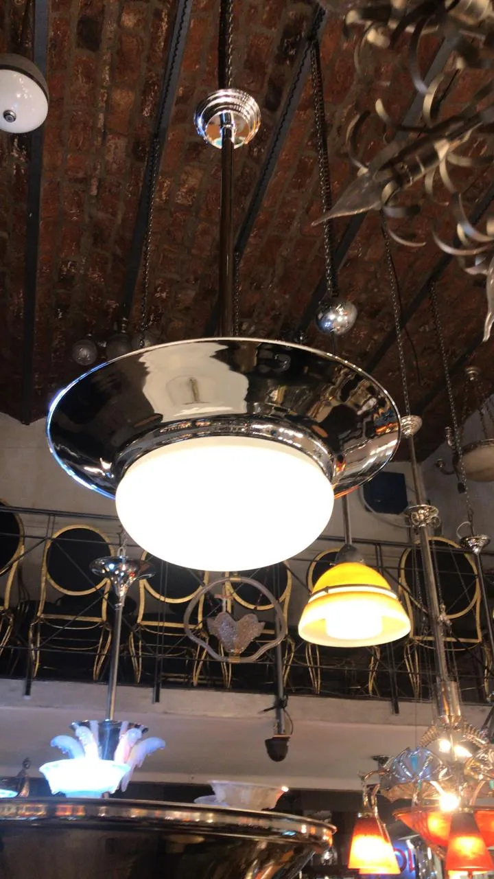 Due lampade a sospensione antiche eleganti in un ambiente accogliente