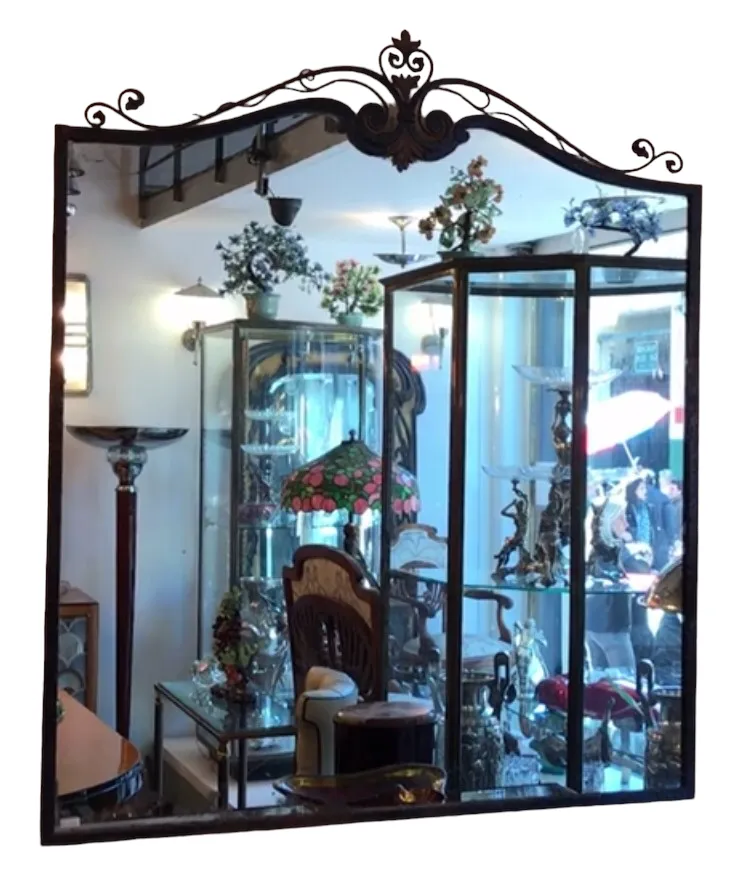 miroir ancien avec cadre décoratif dans un cadre élégant.