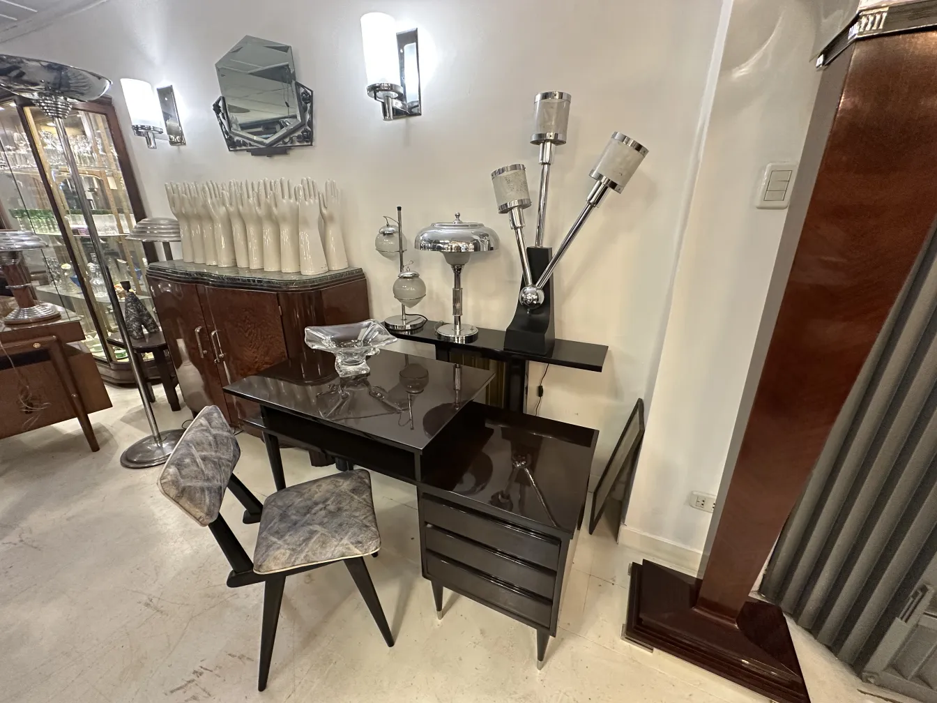 Espejo antiguo con forma elegante y decorativo