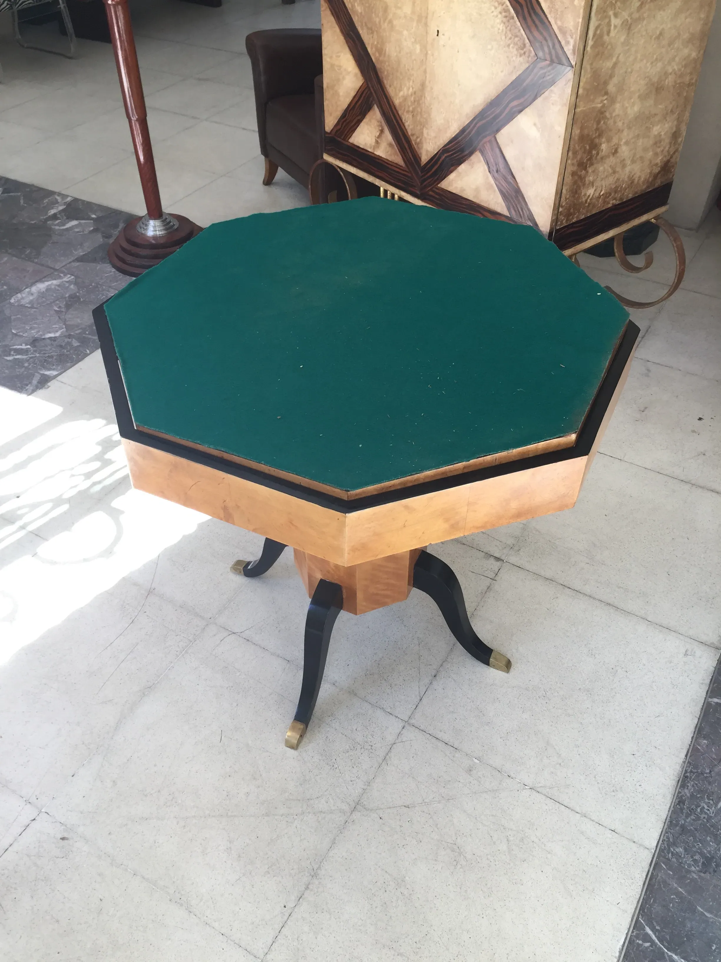 Antica tavola ottagonale con superficie verde, adatta per 4 persone.