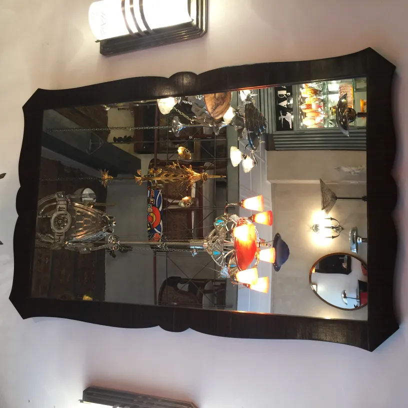 miroir ancien décoratif dans un cadre confortable