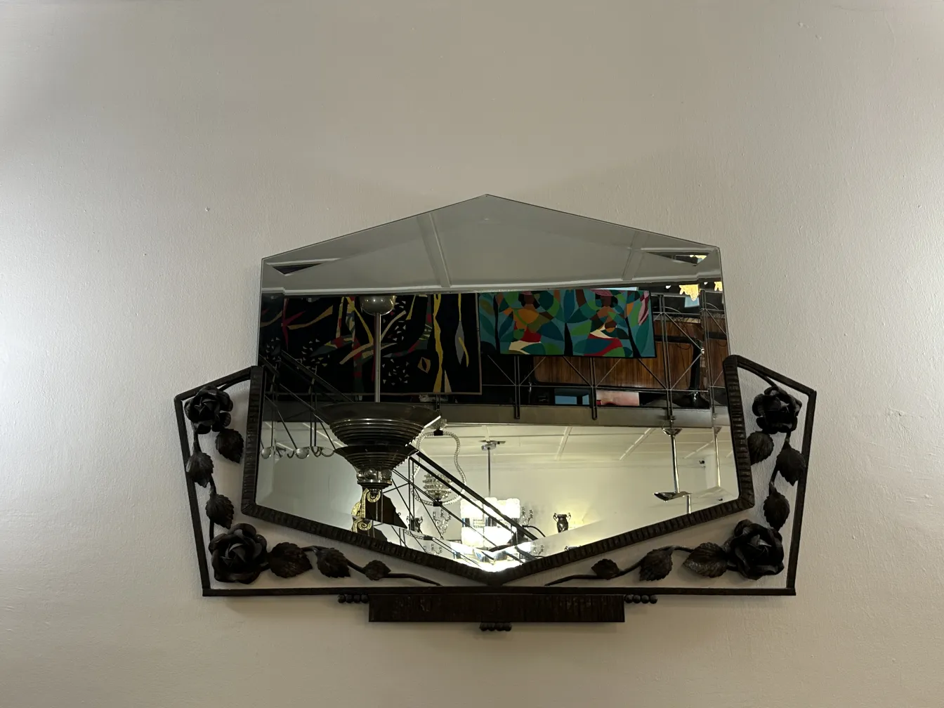 古典镜子框架上的花卉装饰