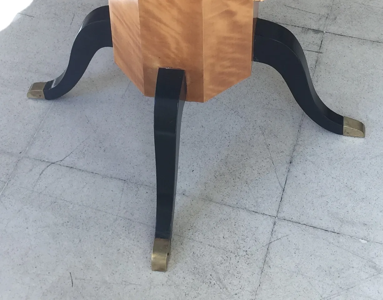 table ancienne pour quatre avec pieds décoratifs