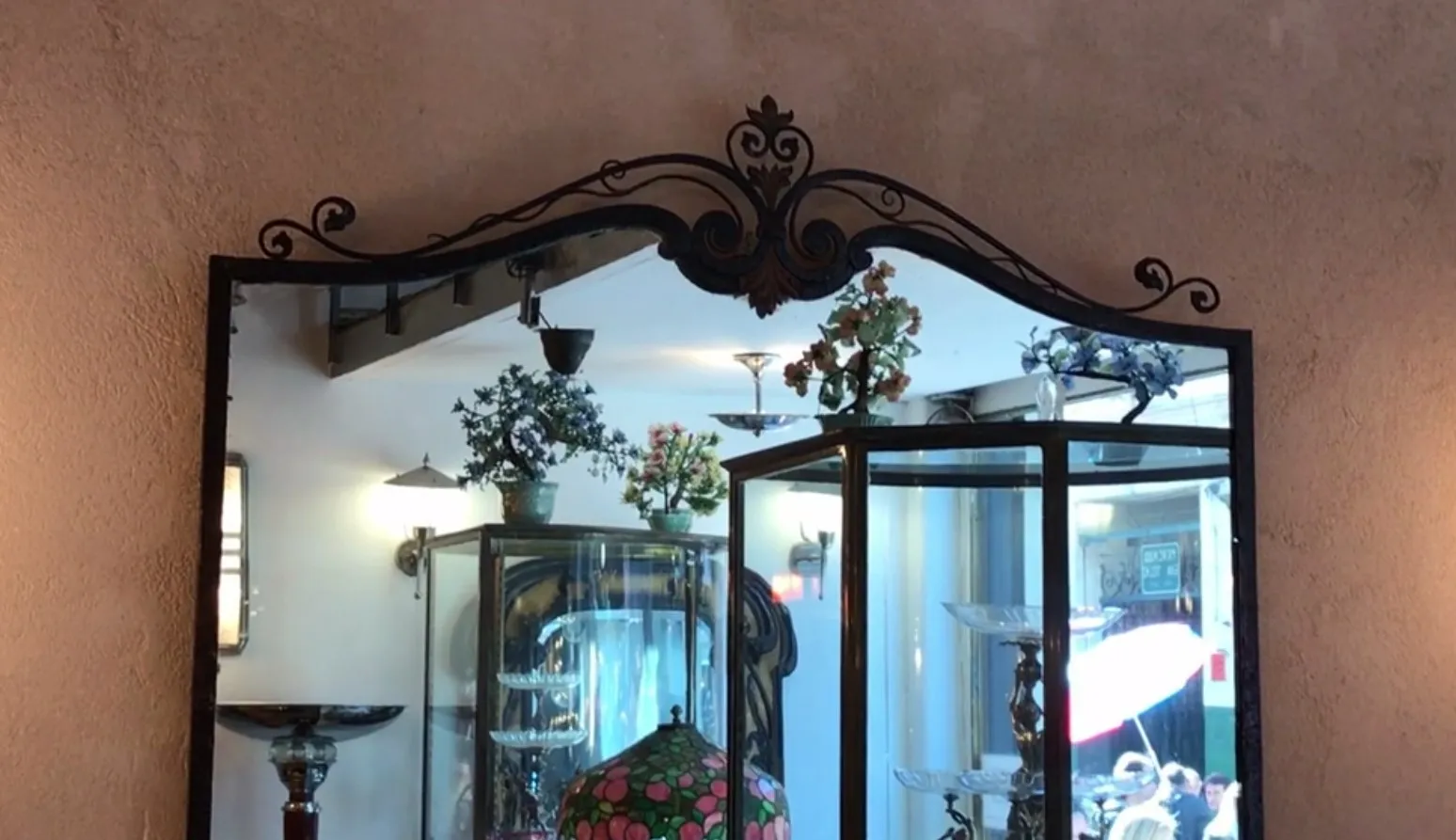 miroir ancien avec cadre décoratif et fond clair