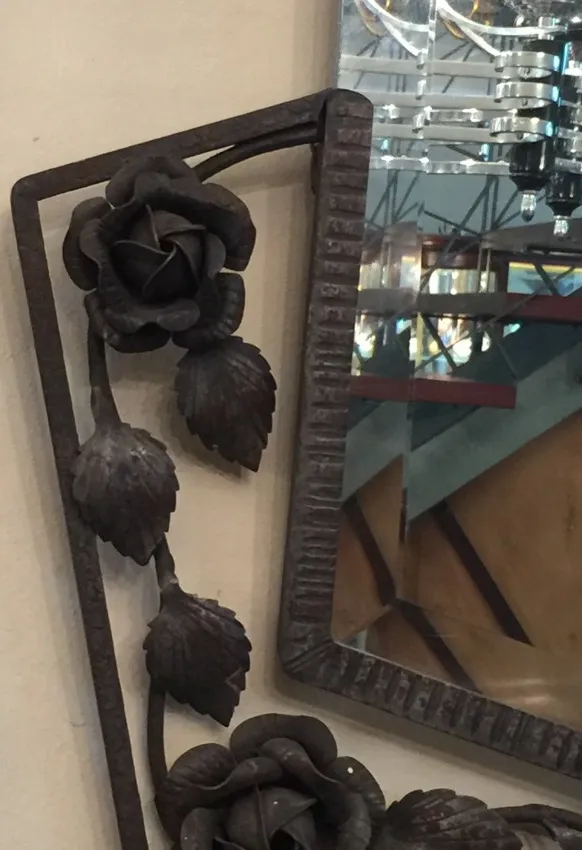 miroir ancien orné de roses, fond coloré