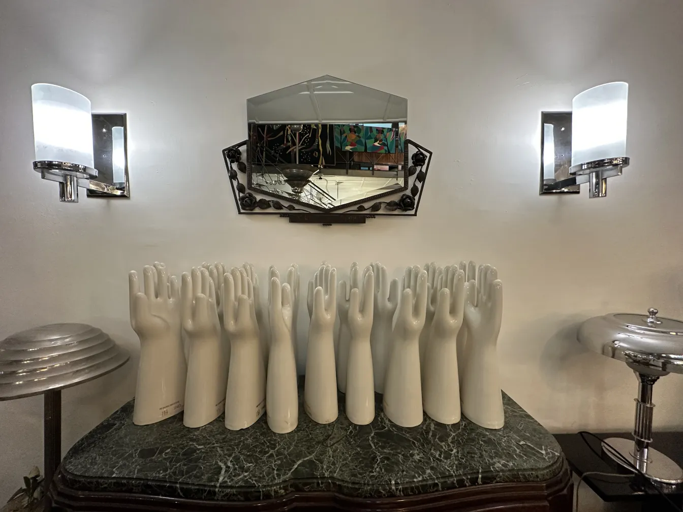 specchio antico decorativo con cornice elegante al muro