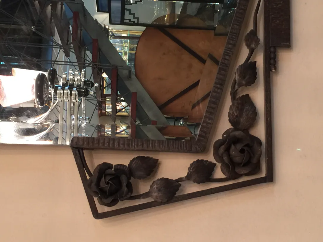 Miroir ancien avec des décorations florales en relief.