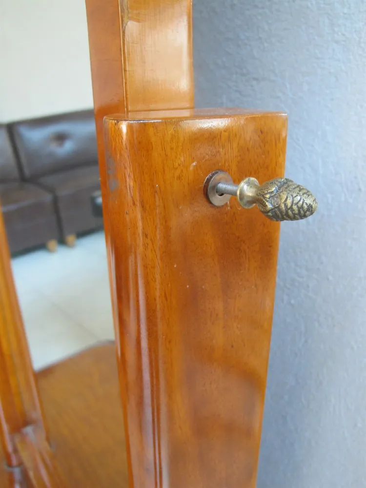 antikes Spiegel mit Holzrahmen und Golddetail