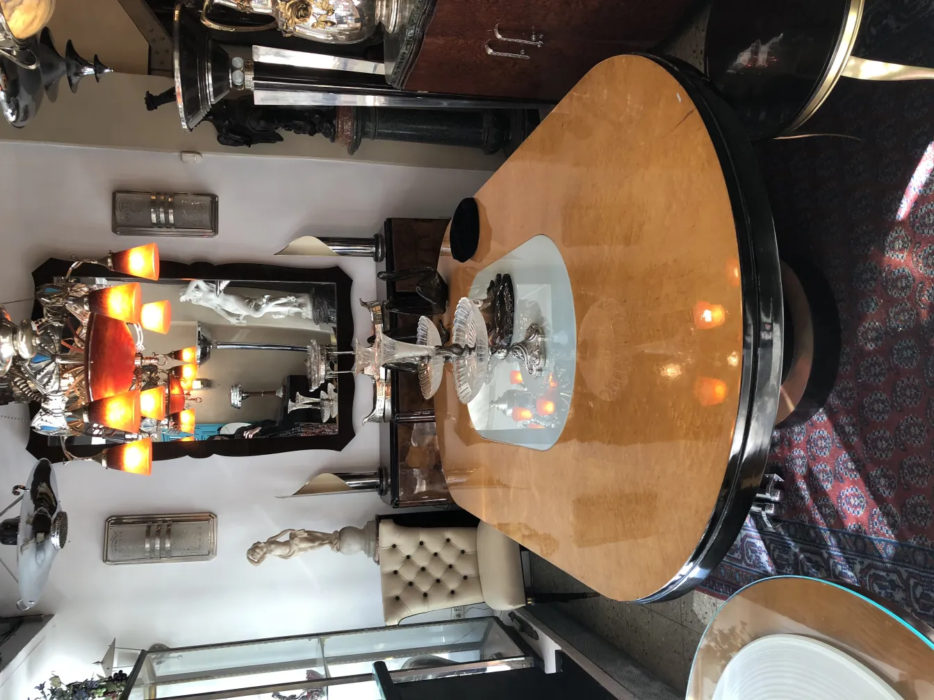 античное зеркало с элегантной рамой, окружающее декор