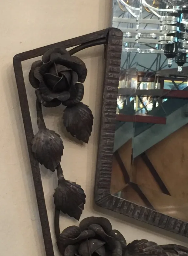 espejo antiguo con marco de rosas decorativas