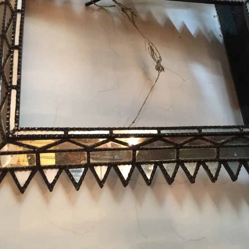 espelho antigo com moldura decorativa triangular