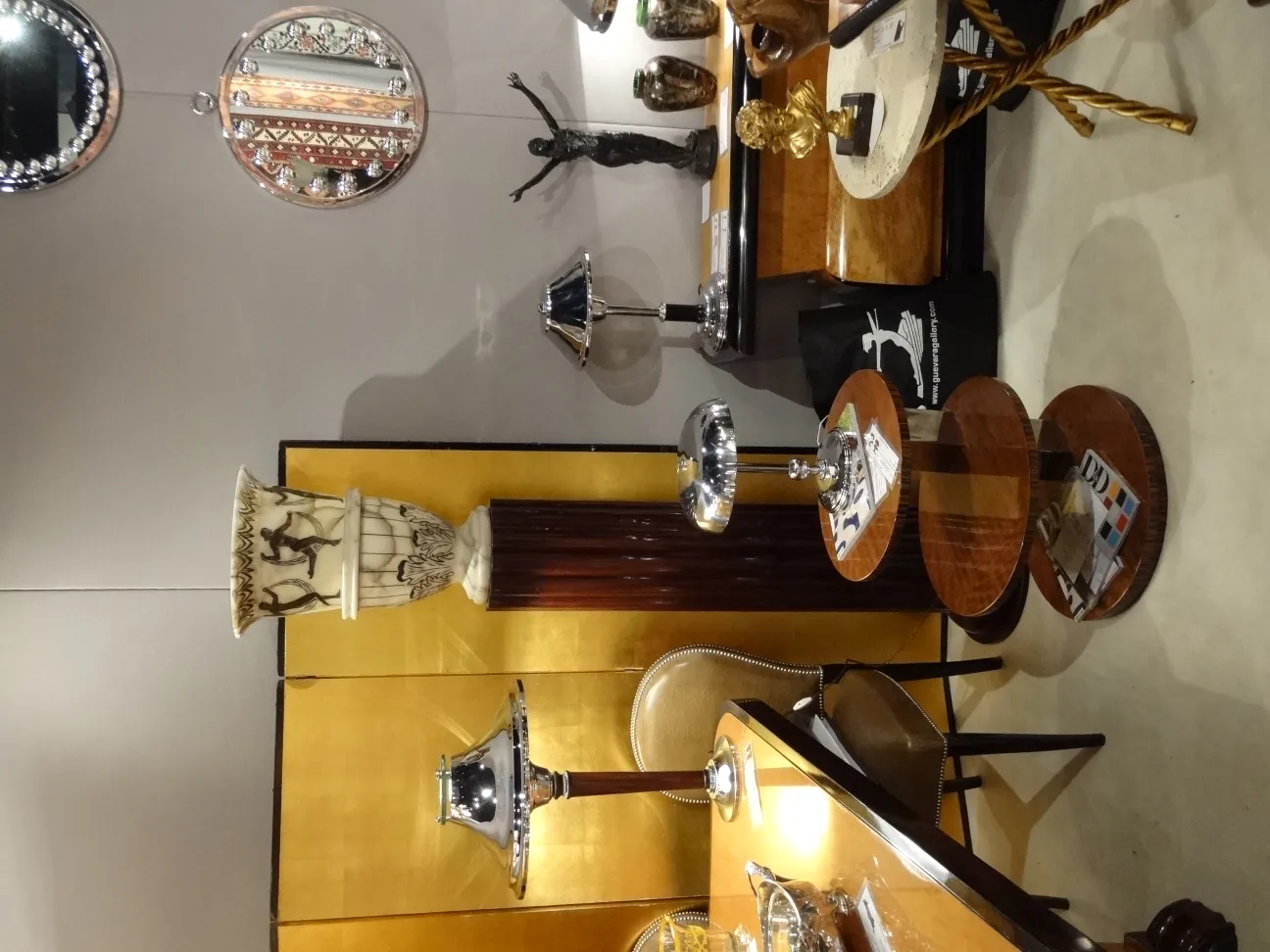 specchio da parete antico con design decorativo nel contesto