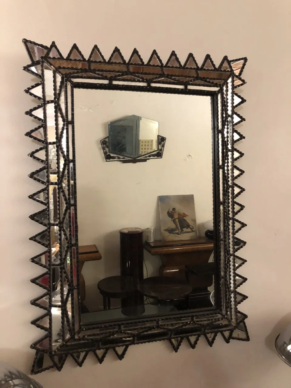 miroir ancien avec cadre décoratif sur un mur
