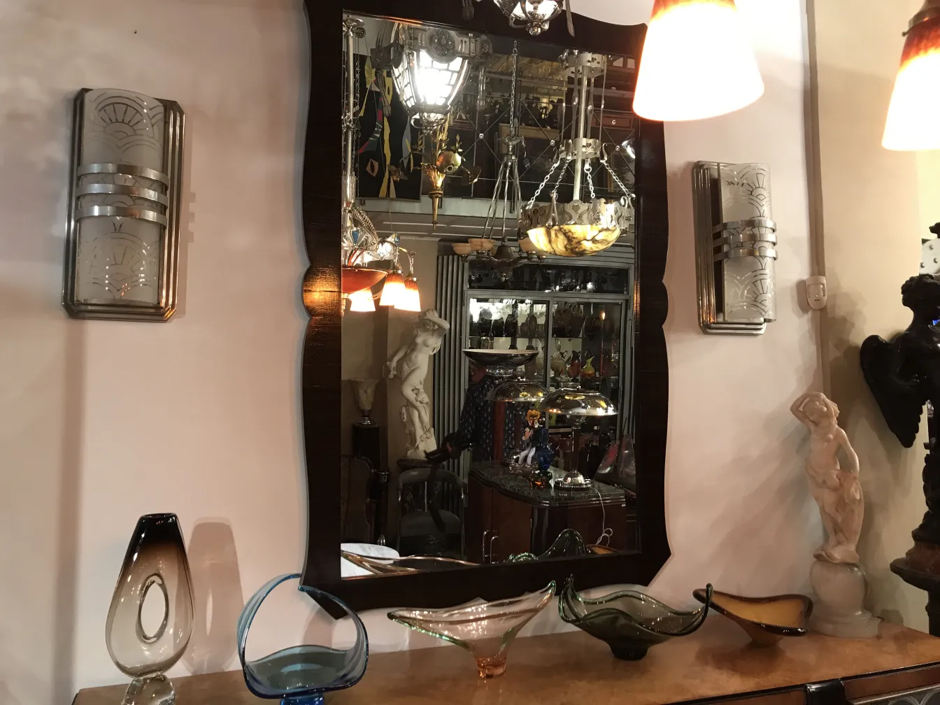 espejo antiguo decorativo con marco elegante, entorno de antigüedades