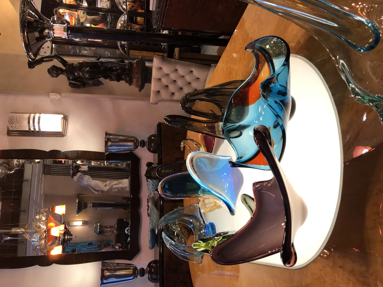 декоративное старинное зеркало с уникальным и элегантным дизайном, фон с антикварными предметами.