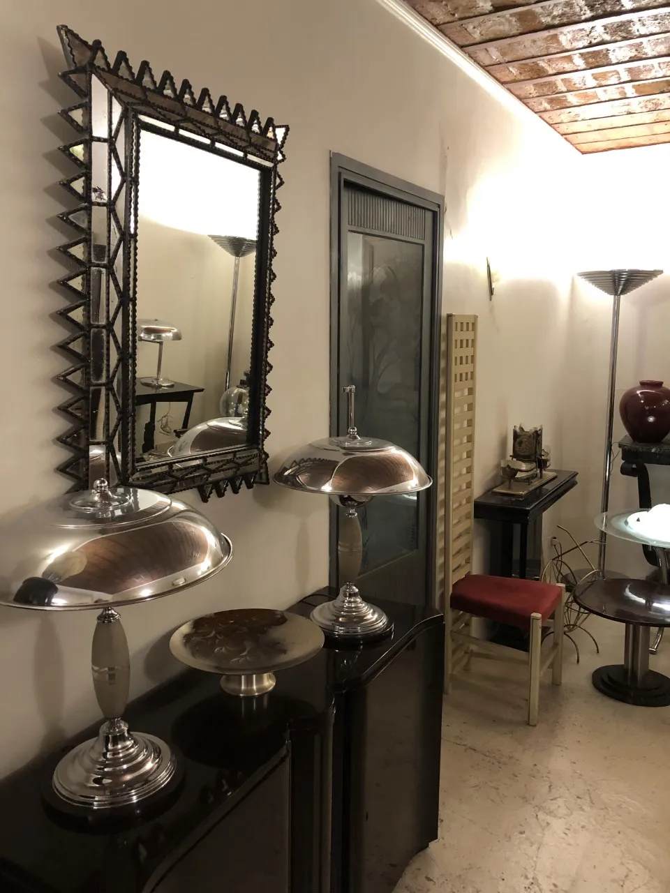 Specchio decorativo antico con cornice a forma di diamante.