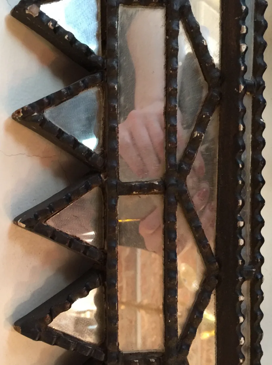 Miroir ancien décoratif avec des détails clairs et des formes géométriques