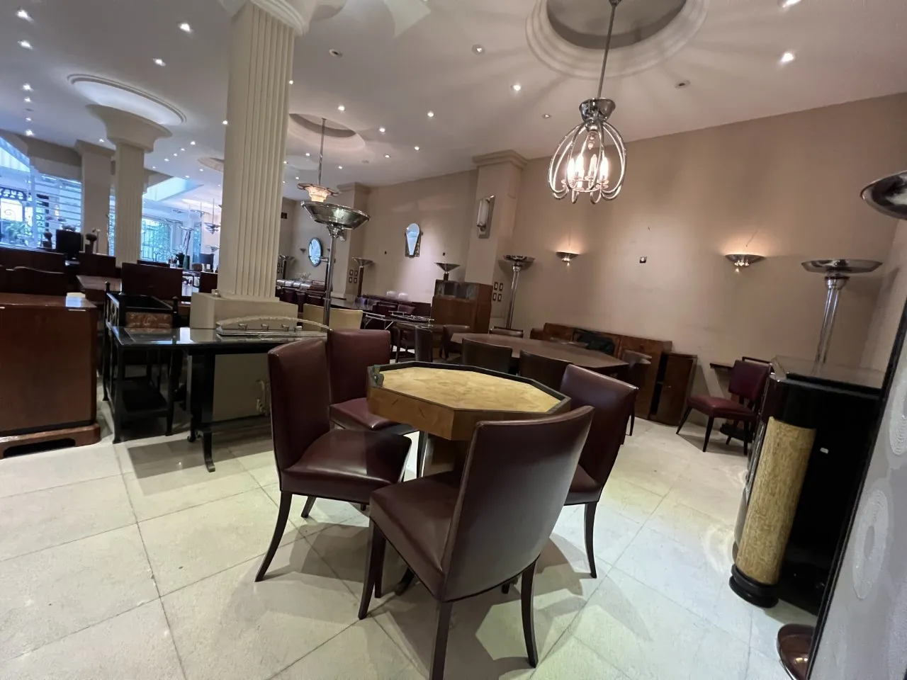 Tavolo antico per quattro persone in un ambiente elegante, Art Deco.