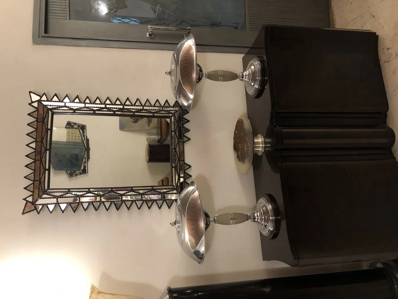 espejo antiguo con biselado y decoración detallada, en una habitación elegante