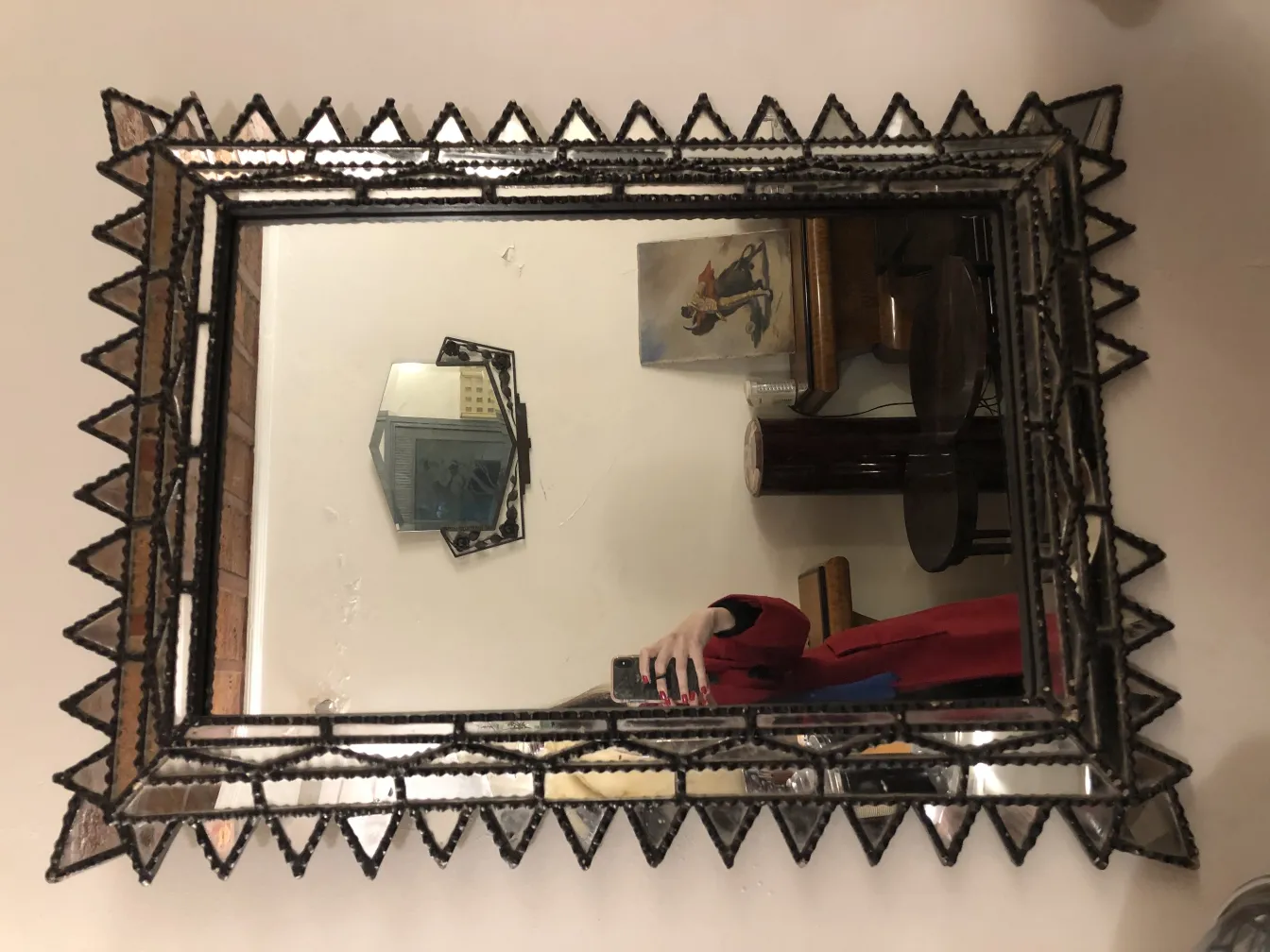 espejo antiguo decorativo con un marco biselado y ambiente suave