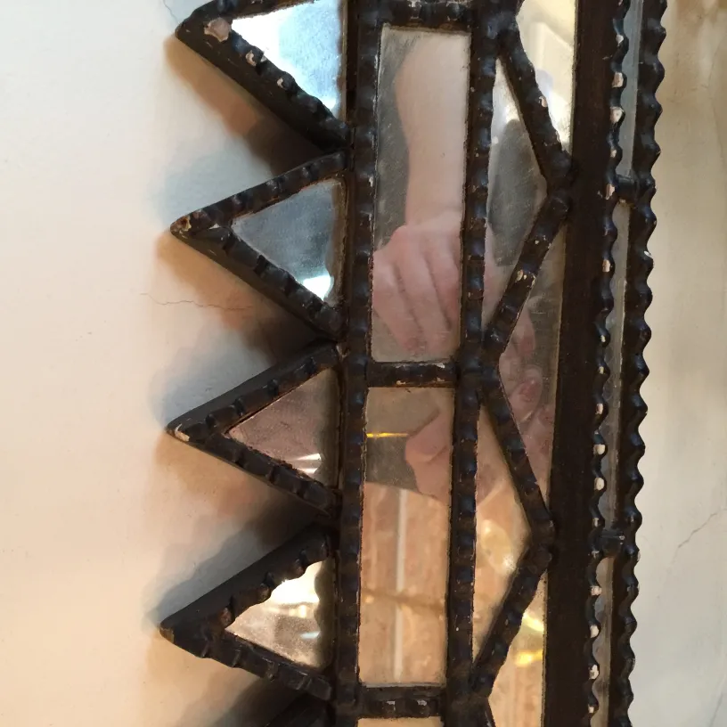 miroir ancien décoratif avec cadre élaboré, main réfléchie