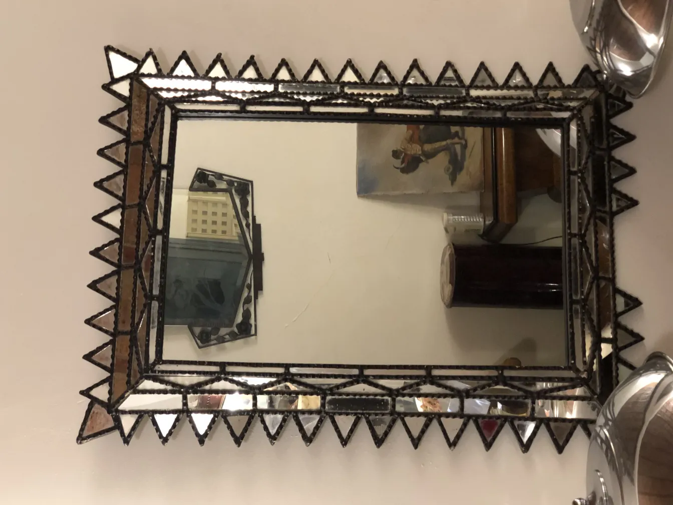 miroir décoratif antique avec bords triangulaires