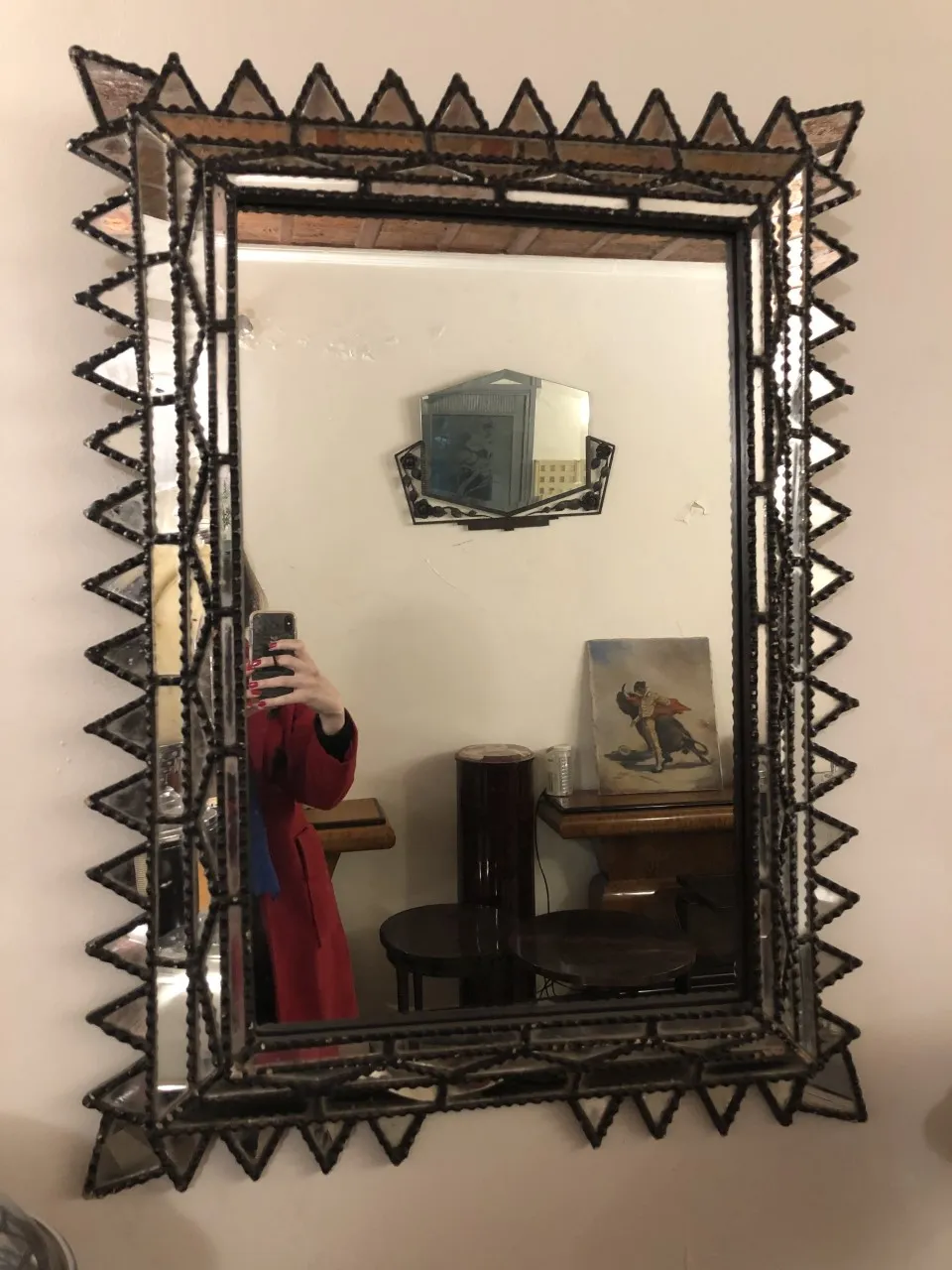 miroir antique décoratif avec un cadre en zigzag, ambiance chaleureuse