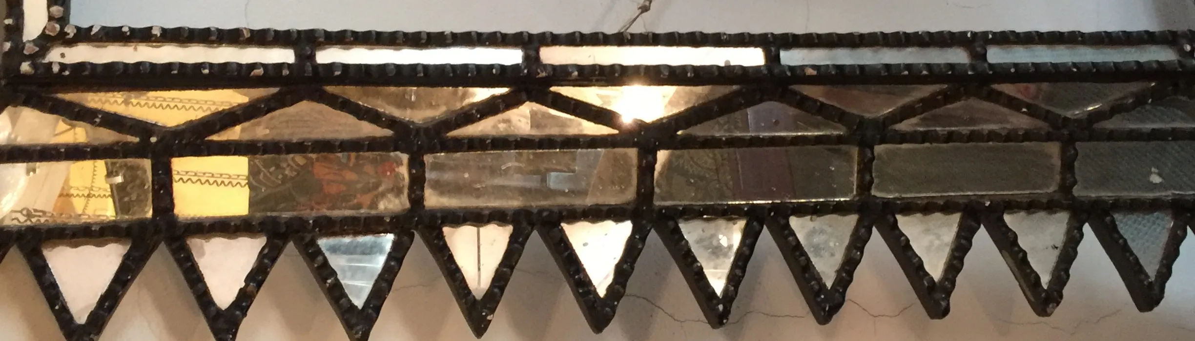 espelho antigo decorativo com formas triangulares e quadradas