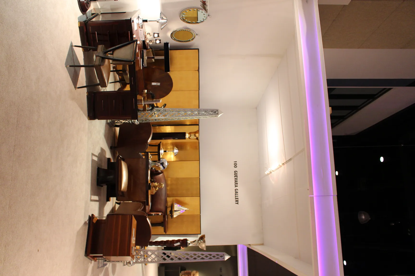 espelho antigo com moldura decorativa em um ambiente elegante