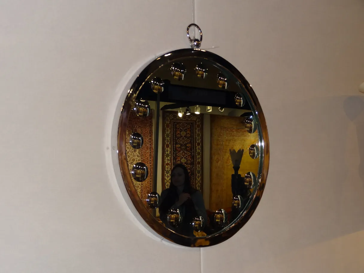 miroir décoratif rond avec des lumières dans un cadre ancien