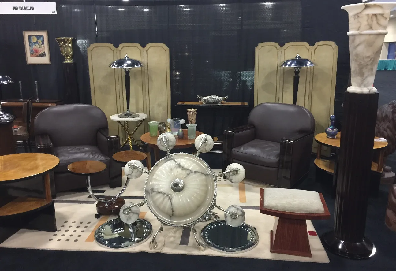 Miroir ancien décoratif avec base artistique et design distinctif dans un cadre d'antiquités.