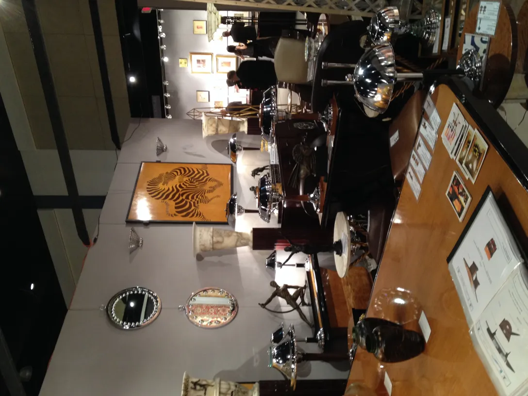 पुराने सजावटी आईने के साथ भव्य फ्रेम।