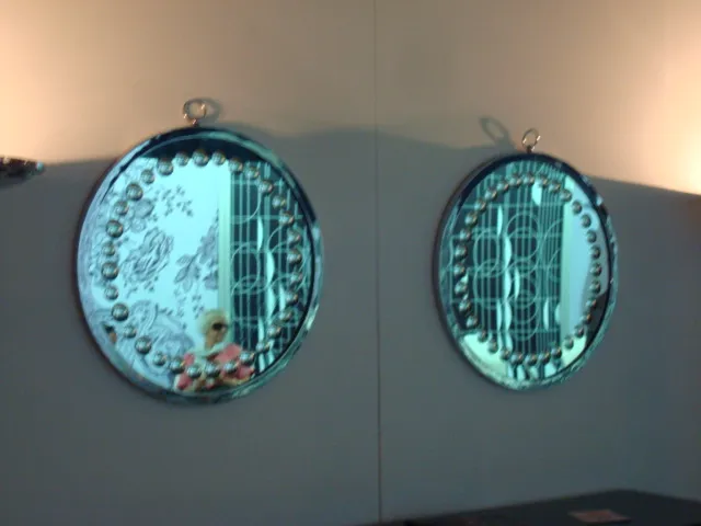 고급 장식 거울, 세련된 디자인 및 세부 사항 포함