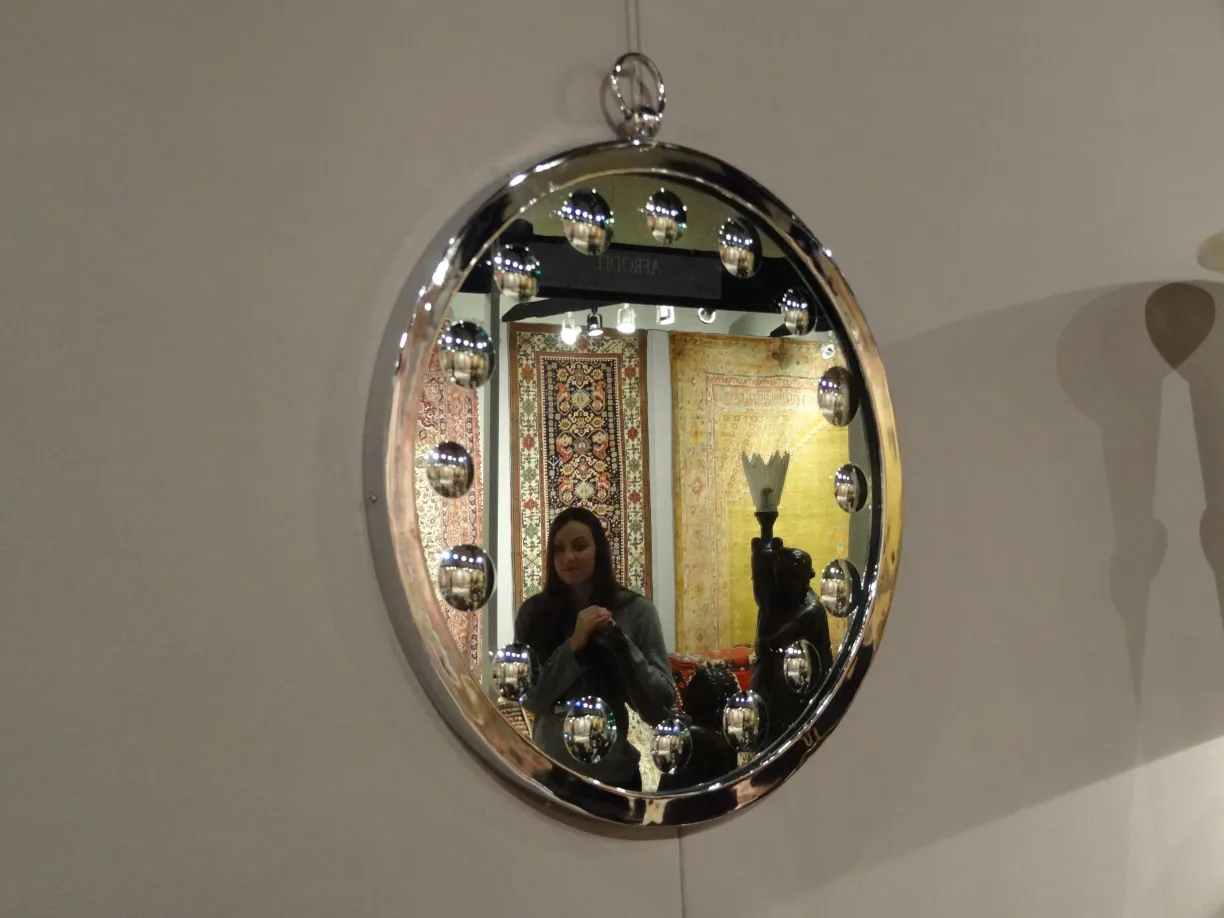 miroir ancien rond avec lumières brillantes sur le cadre