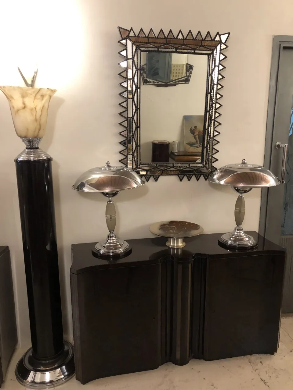 espelho antigo decorativo com moldura elaboradamente trabalhada em um ambiente elegante.