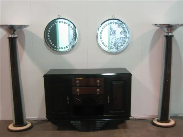 शेल्फ पर प्राचीन सजावटी दर्पण और दीपक