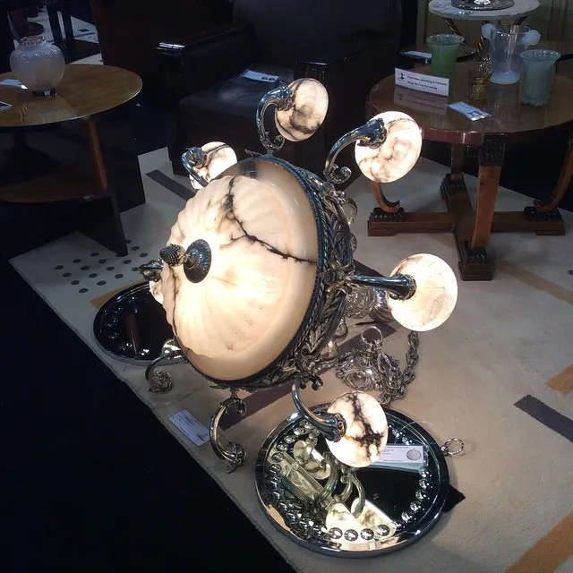 espejo antiguo decorativo con detalles elegantes y forma redonda